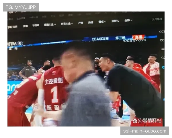 浙江队主场万名球迷身穿黄色加油衫，营造“魔鬼主场”